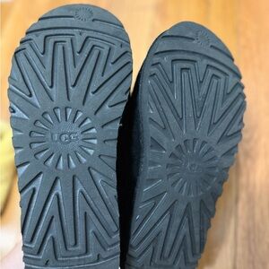 UGG Women’s Tasman Slipper, size 9